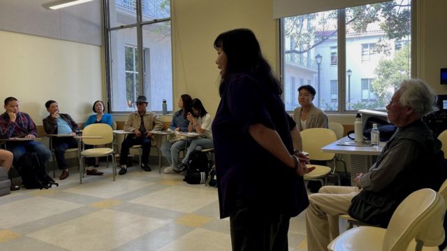 Cô Nguyễn Nguyệt Cầm đang giới thiệu nhà thơ Bùi Minh Quốc, bên phải, với sinh viên