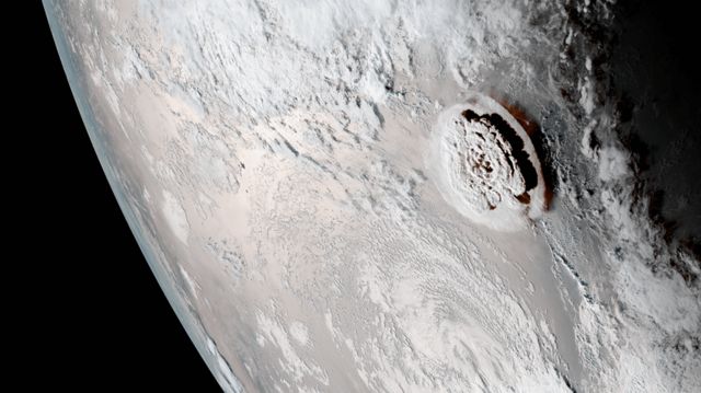A erupção do vulcão vista de um satélite