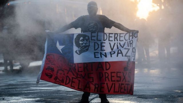 Manifestante en Chile.