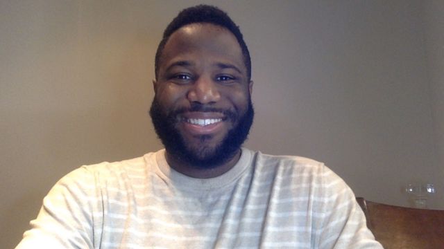 Owen Moore, um jovem negro sorridente de barba