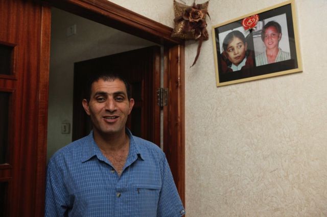 Bassam Aramin en su casa al lado de los retratos de su hija y de la de Rami