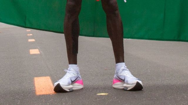 Nike la controvertida tecnología de las zapatillas para correr maratones con las que Brigid Kosgei y Eliud Kipchoge batieron mundiales - BBC News Mundo