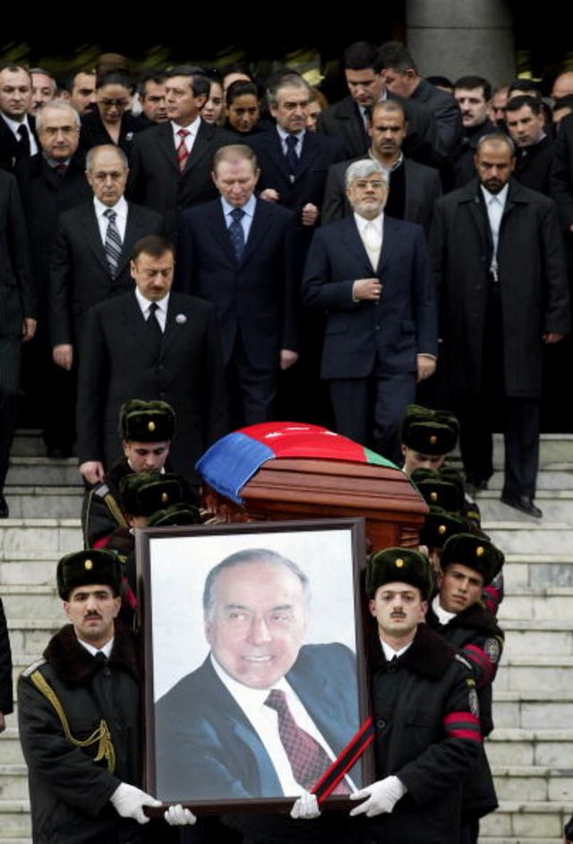 2003-cü ildə vəfat edən Heydər Əliyev ölümündən bir neçə ay əvvəl oğlu İlham Əliyevi baş nazir təyin edir.