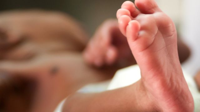 Foto genérica de um bebê no hospital