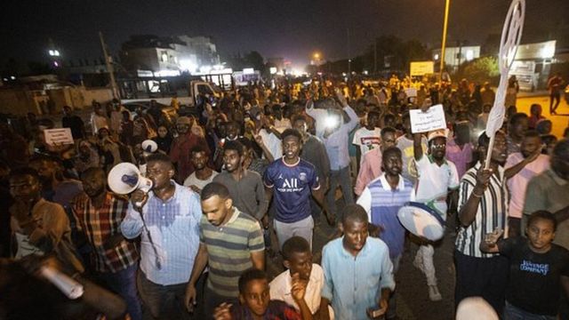 متظاهرون في شوارع الخرطوم ليلا