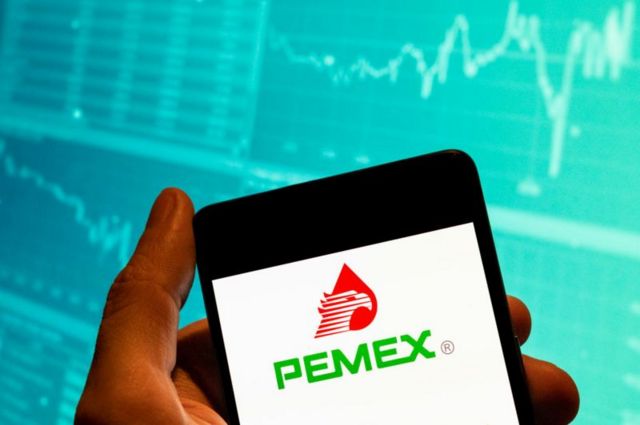 Ilustração de celular com logo da Pemex