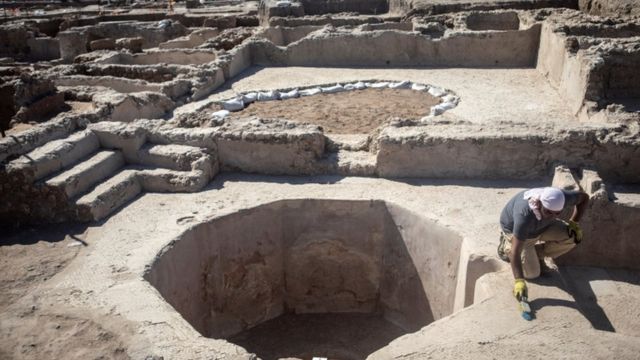 حفريات في موقع اكتشاف مصنع النبيذ في تل أبيب