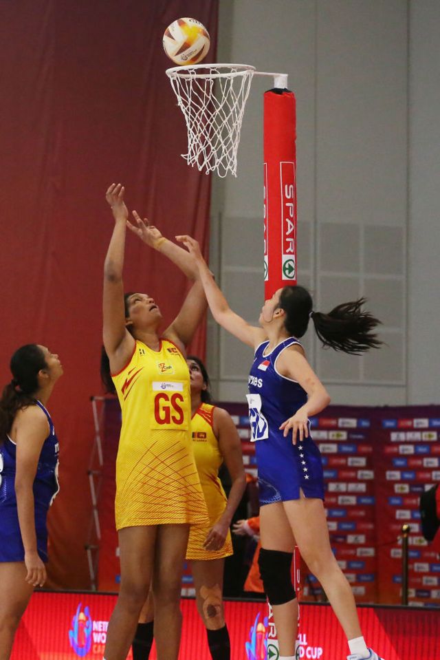 இலங்கையின் தேசிய அணியிலிருந்து ஓய்வு பெற்றுள்ள உலகில் உயரமான வலைப்பந்தாட்ட வீரர் தர்ஜினி சிவலிங்கம்