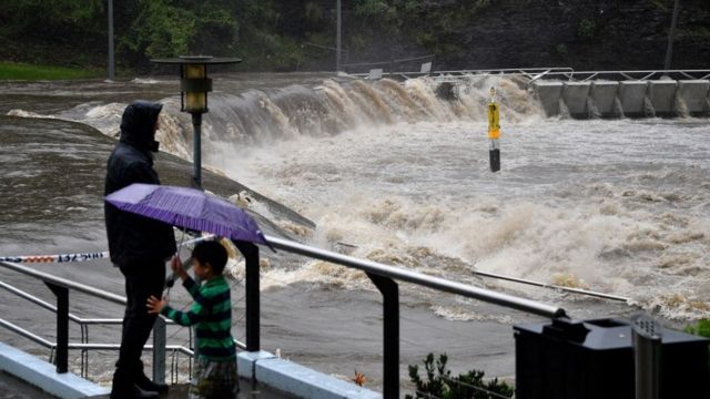 Di atas sungai Parramatta yang mengalir