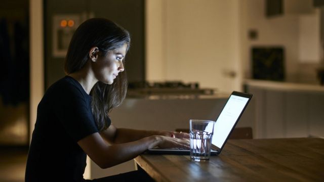 Mujer frente a la computadora