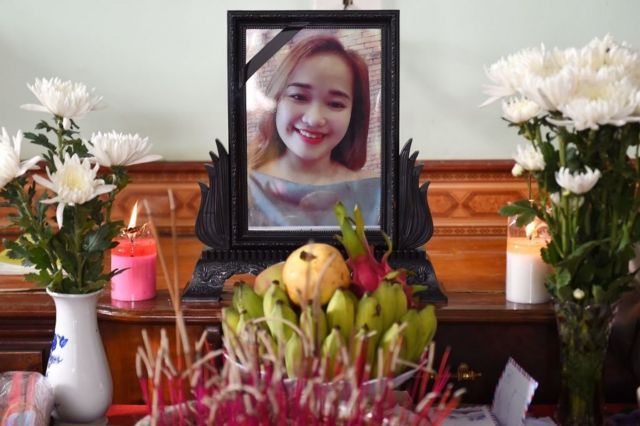 Chân dung Bùi Thị Nhung trên bàn thờ gia đình tại Nghệ An hôm 27/10/2019. Thân nhân cho rằng Nhung là một trong 39 người đã tử nạn trong container lạnh trên đường vào Anh.