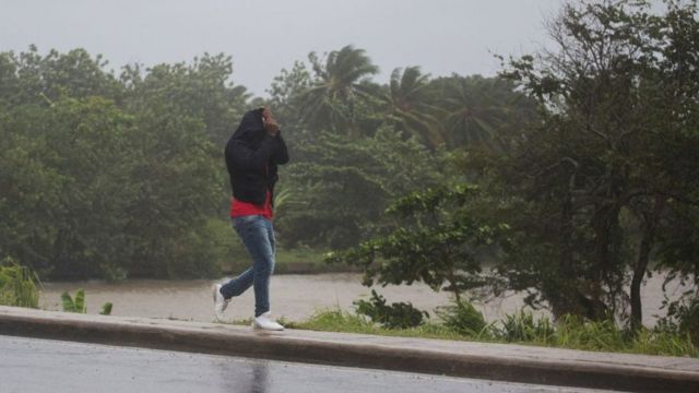 Un hombre pasa por un puente en República Dominicana