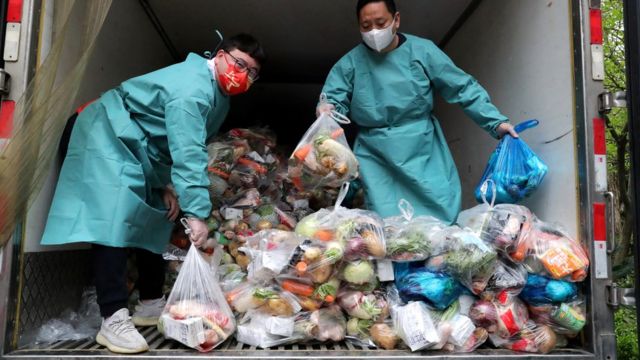 Trabajadores distribuyendo comida a comienzos de este mes.