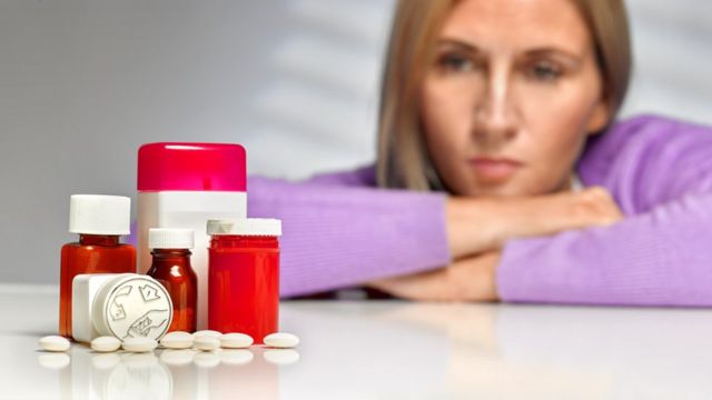 Mujer deprimida con medicamentos