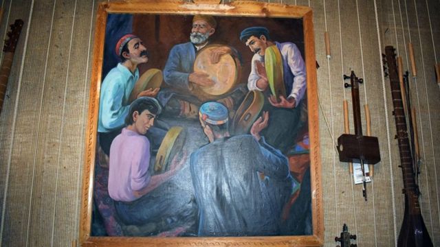 В Таджикистане, в том числе на малой родине Гурминджа Завкибекова - на Памире, в высокогорной долине Бартанг отношение к музыке, музыкальным инструментам особенное. Они всегда были средством передачи поэзии, души певца, его переживаний, радостей, вечные вопросы борьбы добра и зла.