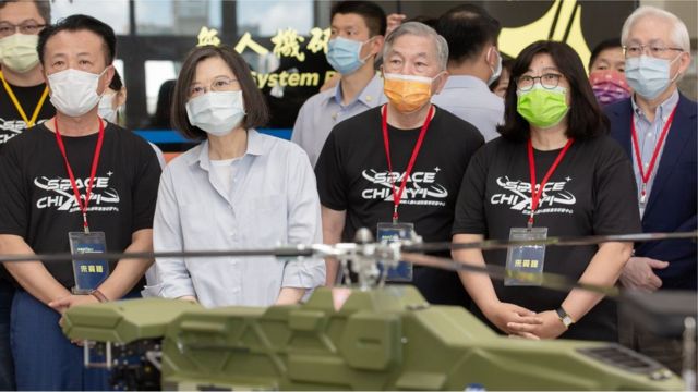 8月份，台湾"亚洲无人机AI创新应用研发中心"在嘉义县揭牌。台湾总统蔡英文（左二）称，为积极提升台湾不对称作战能力，无人机产业将是未來发展重点。