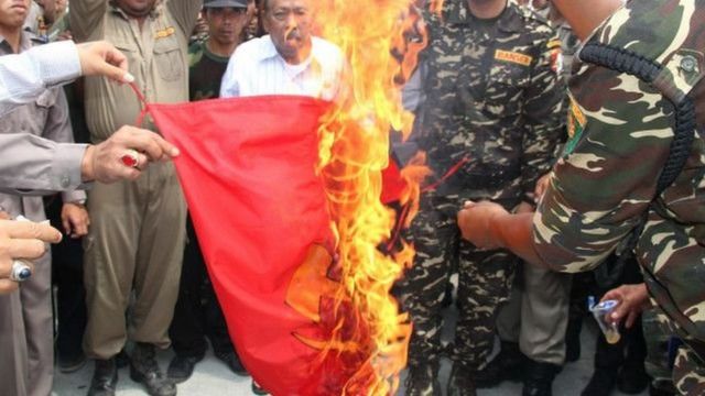 Anggota Banser Nahdlatul Ulama membakar bendera komunis di Blitar, Jawa Timur, pada 30 September 2015 lalu.