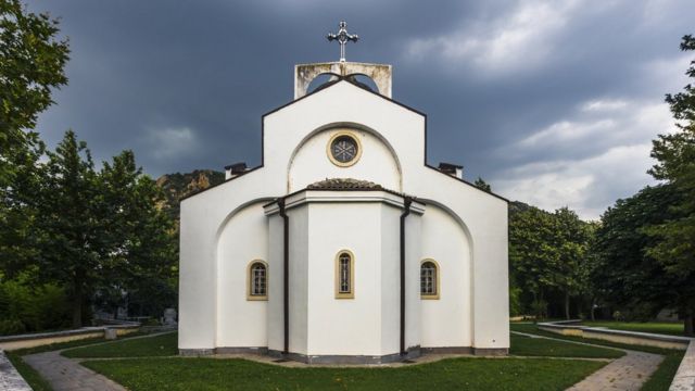 Каплиця Святої Параскеви, біля якої похована Баба Ванга. Каплиця знаходиться у селі Рупіте, неподалік від якого жила у містечку Петрич Баба Ванга