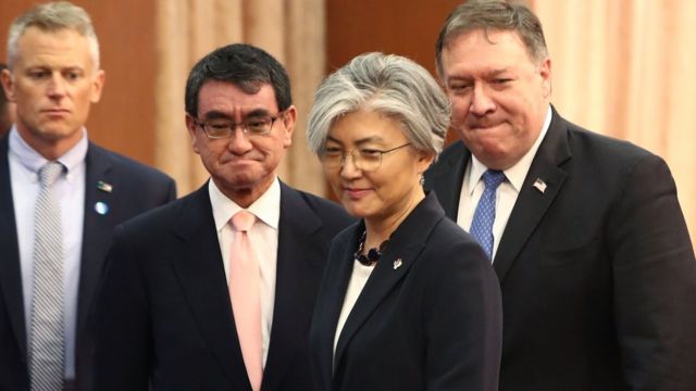 Ngoại trưởng Mỹ Mike Pompeo (phải), Ngoại trưởng Nam Hàn Kang Kyung-wha (giữa) và Ngoại trưởng Nhật Taro Kono