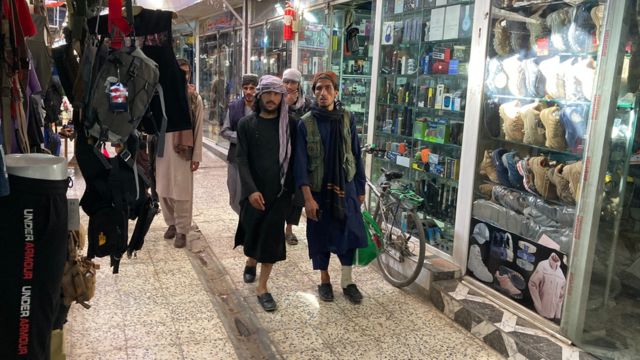 عناصر طالبان يتجولون في سوق "بوش"