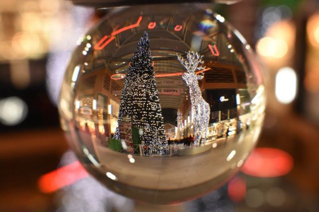Decoraciones de navidad vistas a través de una esfera