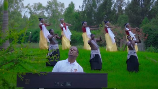 Kizito Mihigo mu ndirimo Le Pape François - Hymne au Saint Père