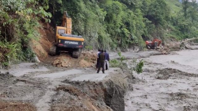 मेलम्चीमा बाढीले भत्काएको सडक