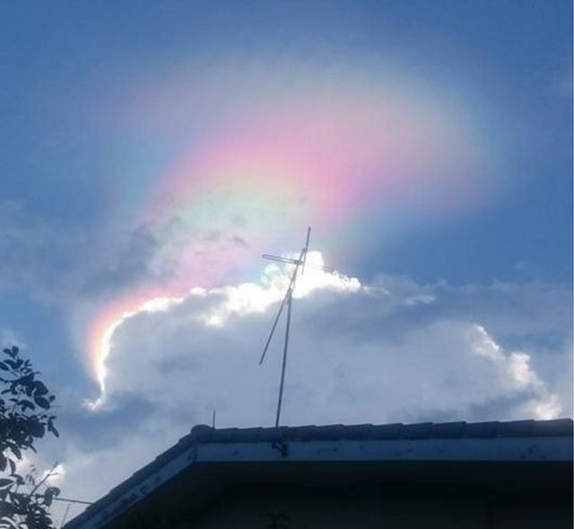 Fenômeno de nuvem de arco-íris de fogo é um fenômeno natural chamado  irisação ou iridescência