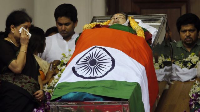 जयललिता का पार्थिव शरीर के पास खड़ीं शशिकला.