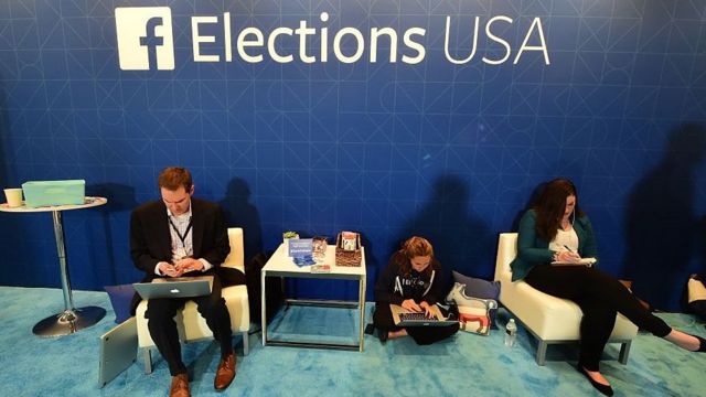 Un salón con un cartel que dice "Elecciones en Estados Unidos" junto al logo de Facebook.