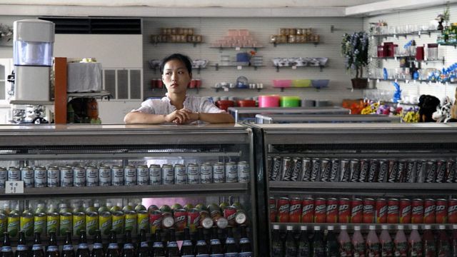 Một người bán hàng ở cửa hàng tạp hóa ở Khách sạn Bình Nhưỡng.