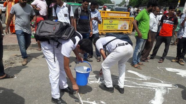 বাংলাদেশে নিরাপদ সড়ক আন্দোলন: যে কারণে এত আলোড়ন - BBC News বাংলা