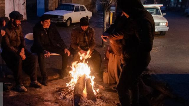 جمعی از مردم گرد آتش