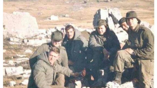 Robin Pablos (left) with his comrades-in-arms during the Falklands/Malvinas War.