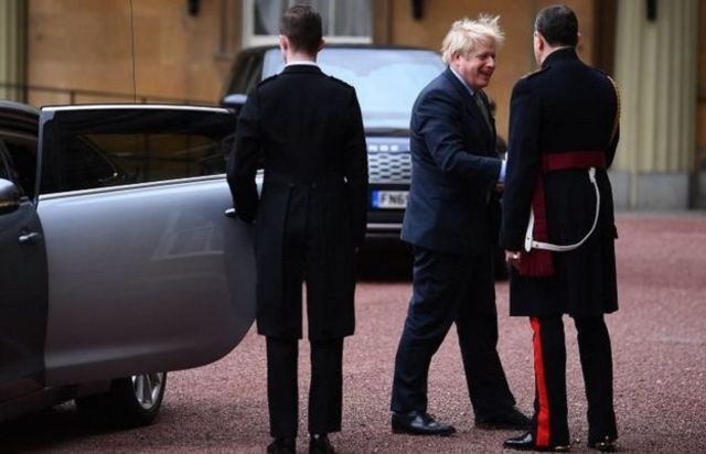 選挙後、女王と面会するためバッキンガム宮殿を訪れたジョンソン首相（13日、ロンドン）