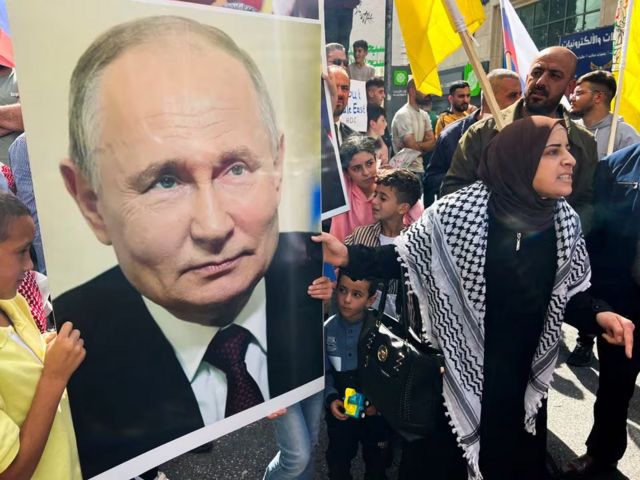 Người dân Palestine tại Bờ Tây giơ cao hình ảnh ông Vladimir Putin trong một cuộc biểu tình ủng hộ người dân tại Gaza