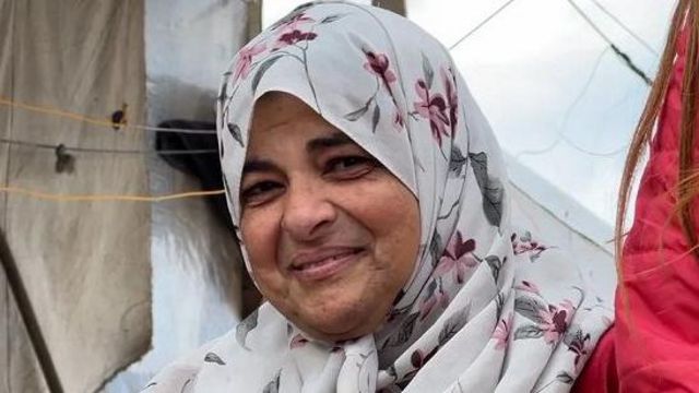 تعيش فاتن أبو شحادة الآن في خيمة بلاستيكية مع عائلتها في خان يونس