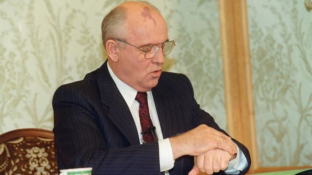 Mikhail Gorbachev consultando seu relógio antes do discurso televisionado em que anunciou sua renúncia em 25 de dezembro de 1991