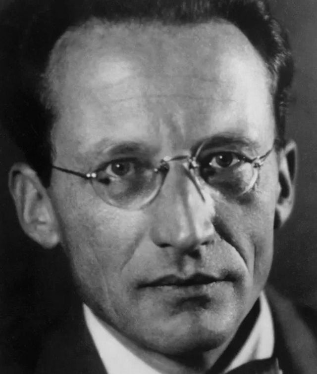 Black and white photo of Erwin Schrödinger