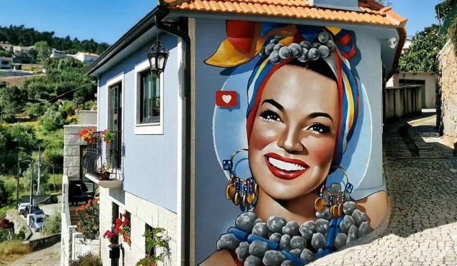 Mural con la cara de Carmen Miranda