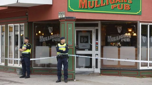 policiais em porta de bar