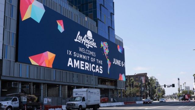 Cartel de la Cumbre de las Américas en un edificio de Los Angeles, California.