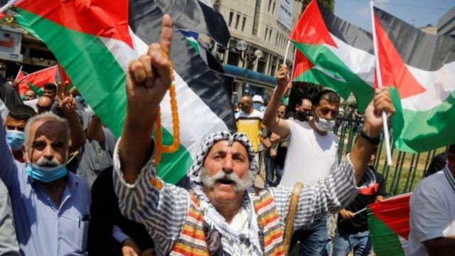 فلسطينيون كانوا قد تظاهروا احتجاجا على قرار الإمارات تطبيع العلاقات مع إسرائيل