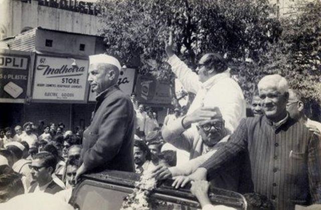1975 में कनॉट प्लेस में जेपी और राजनारायण के साथ पीलू मोदी.