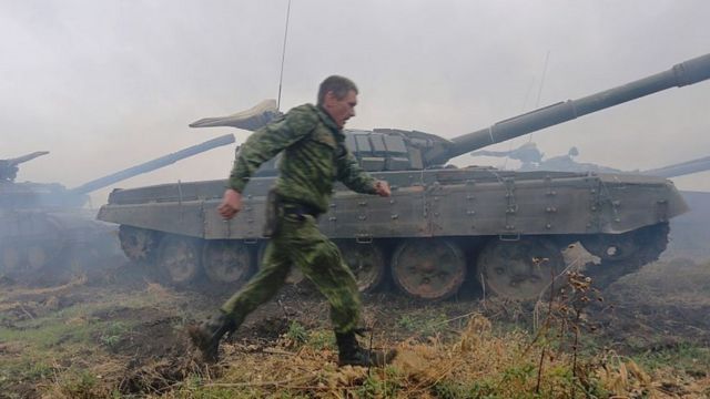 在顿巴斯地区亲俄武装民兵在俄国支持下与乌克兰政府军对抗。(photo:BBC)
