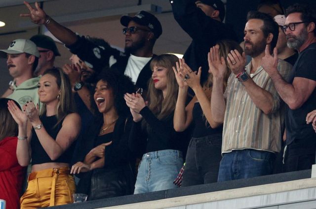 Taylor Swift brings Blake Lively, Ryan Reynolds and Hugh Jackman to Travis  Kelce's Chiefs football game