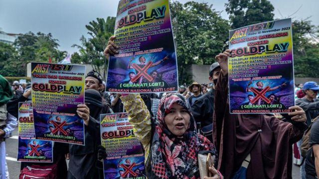 Konser Coldplay: Demonstrasi Anti-LGBT Warnai Konser Coldplay Di ...