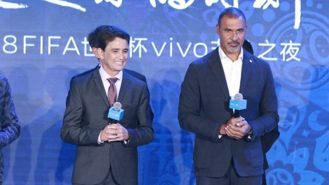 2018年5月，前巴西国家队球员贝贝托（Bebeto，左）与前德国国家队球员路德·古利特（Ruud Gullit，右）出席Vivo的世界杯主题活动。