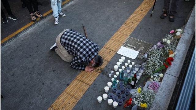 Una persona rinde homenaje a las víctimas cerca del lugar donde tuvo lugar la estampida durante las festividades de Halloween, en Seúl.
