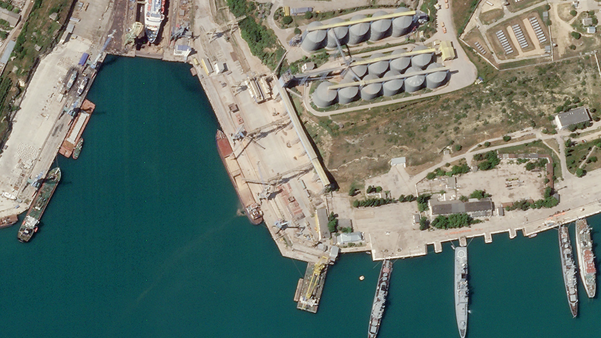 Sivastopol'a ait uydu görüntülerinde bir kuru yük gemisine tahıl yüklenme anı yer alıyor